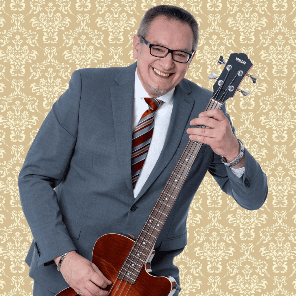 Hardy Fritsch mit Bass – Sänger der Schlagerband Ela und die Herzensbrecher